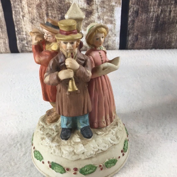 Porcelain Carolers musical Figurine (AP) - Picture 6 of 6